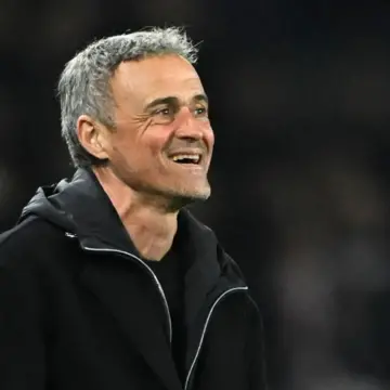 لويس إنريكي يحسم قراره بشأن عرض مانشستر يونايتد